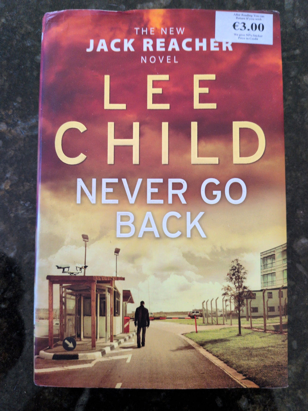 Actual photographed front cover of Never Go Back by Lee Child