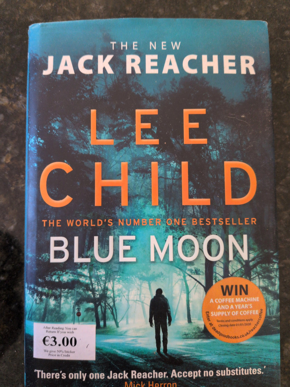 Actual photographed front cover of Blue Moon by Lee Child — Copy 1