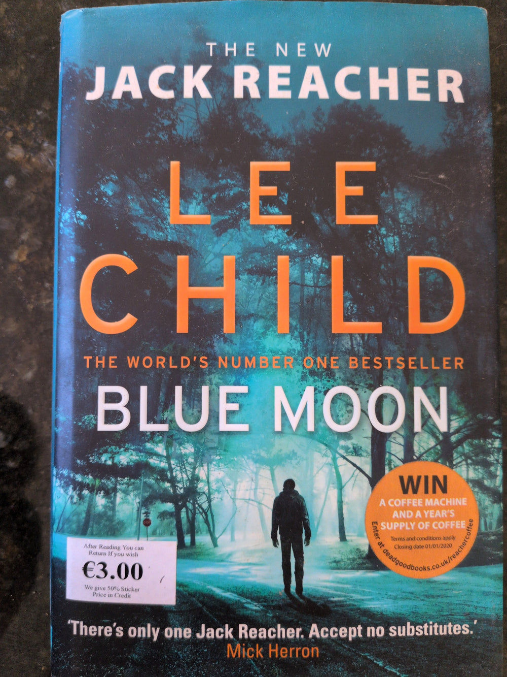 Actual photographed front cover of Blue Moon by Lee Child — Copy 2