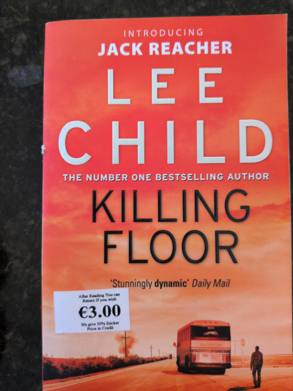 Actual photographed front cover of Killing Floor by Lee Child