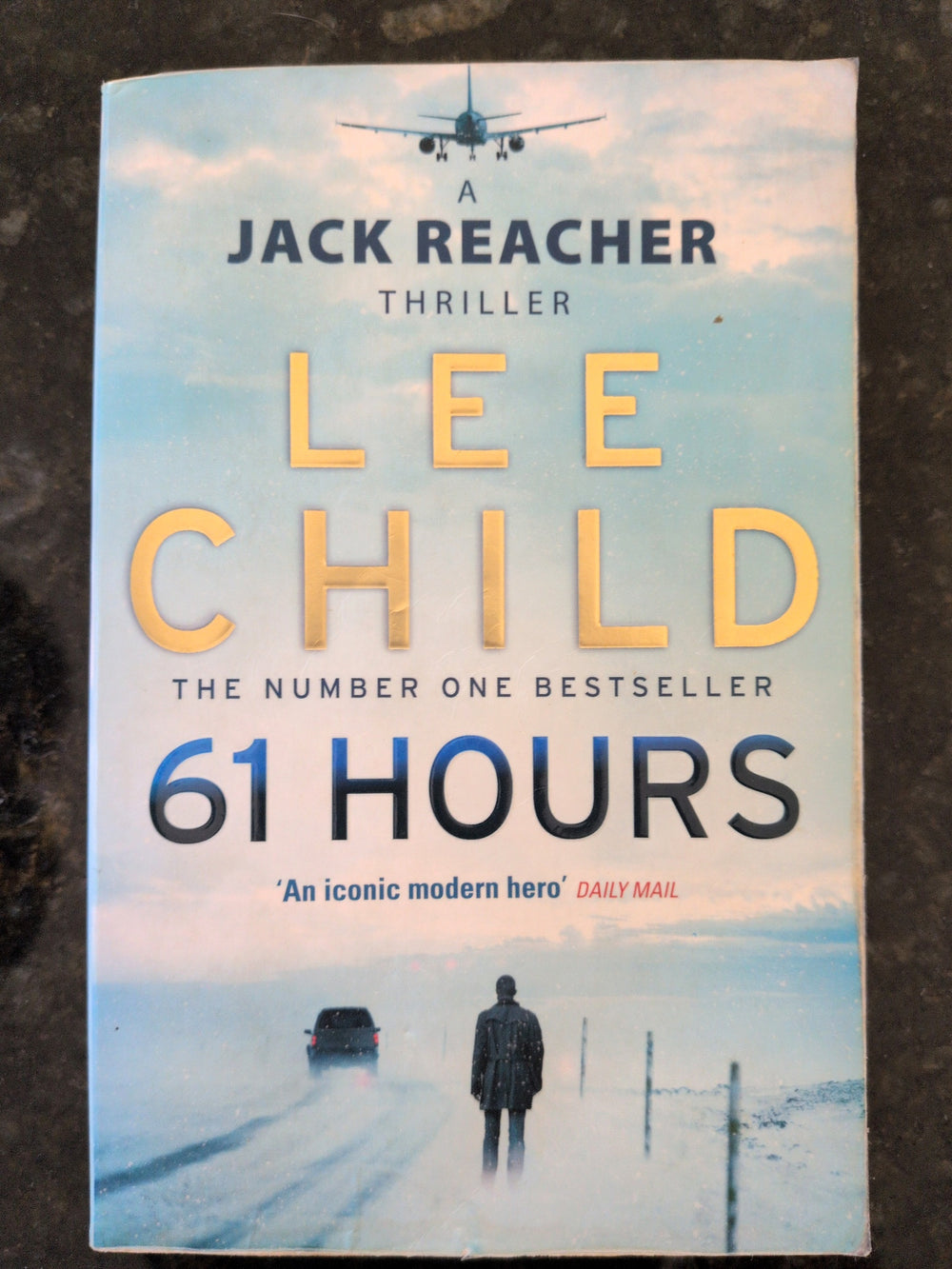 Actual photographed front cover of 61 Hours by Lee Child