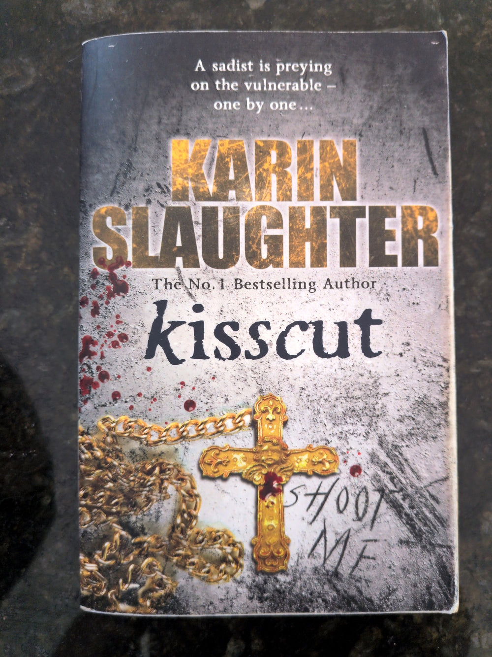Actual photographed front cover of Kisscut by Karin Slaughter