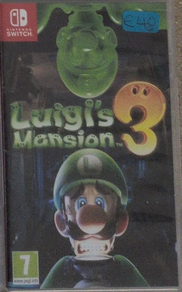 Photographed front cover and case of Luigi’s Mansion 3 for Nintendo Switch