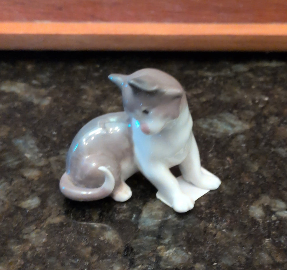 Actual photographed item: Lladró Cat Figurine